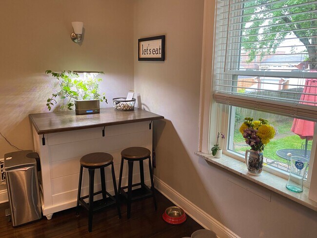 Building Photo - Large Spacious Home with 2 Car Garage in South Hampton