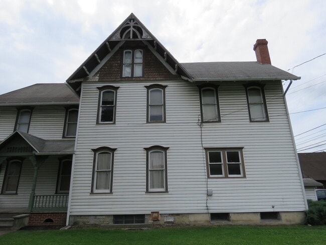 Building Photo - 124 E Main St