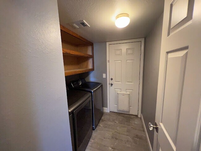 Building Photo - Custom 3 bedroom home with master bedroom ...