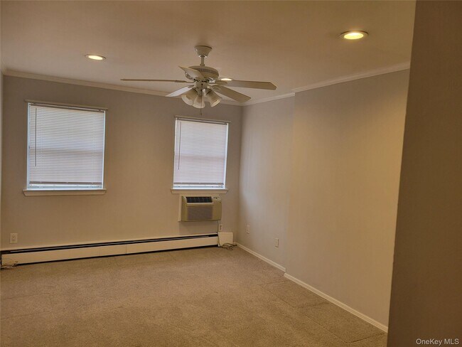 Building Photo - 100 Town House Village