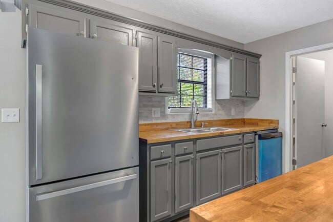 Building Photo - Three Bedroom Ranch w/ Basement in Dover w...