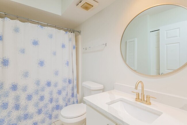 Building Photo - 2 bed + den 2 bath condo, just 2.5 miles from the beach!