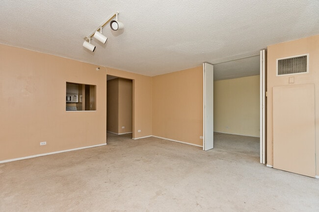 Building Photo - 10 E Ontario St