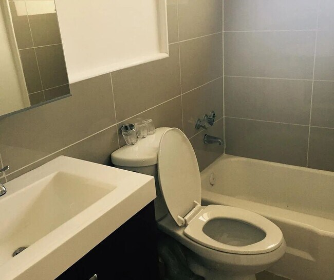 Building Photo - 1549 NE 26th Dr