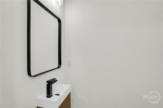 Building Photo - 773 E Duffy St