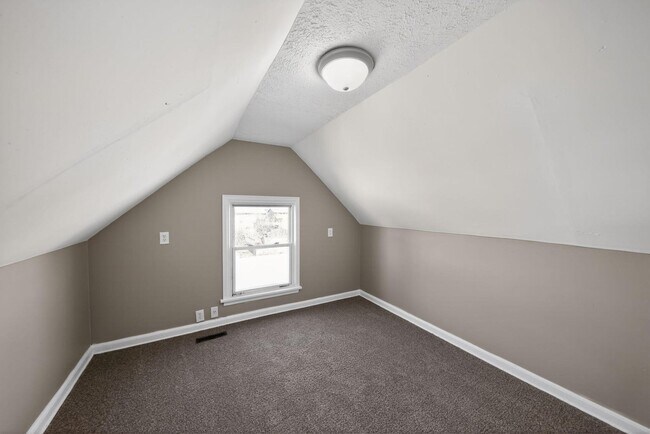Building Photo - 2117 6th Ave