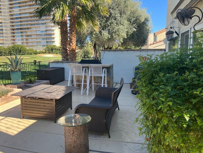 Building Photo - Furnished LVCC Beauty