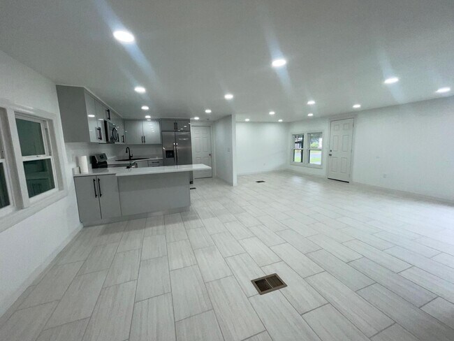 Building Photo - 5024 Marina Dr