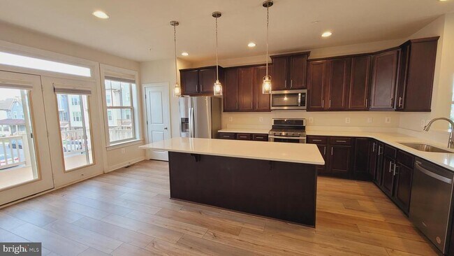 Building Photo - 9001 Shady Pines Dr