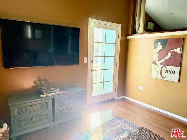 Building Photo - 370 Main St