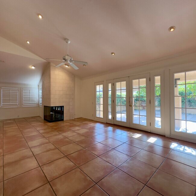 Building Photo - 40064 Silktree Ct