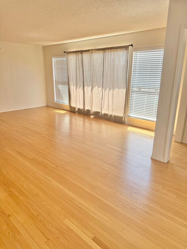 Building Photo - 737 E Cypress St