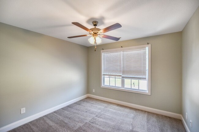 Building Photo - Pet Friendly Four Bedroom in Rossview!