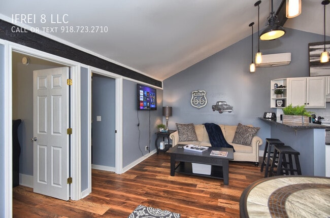 Building Photo - 2204 1/2 E 14th Street-