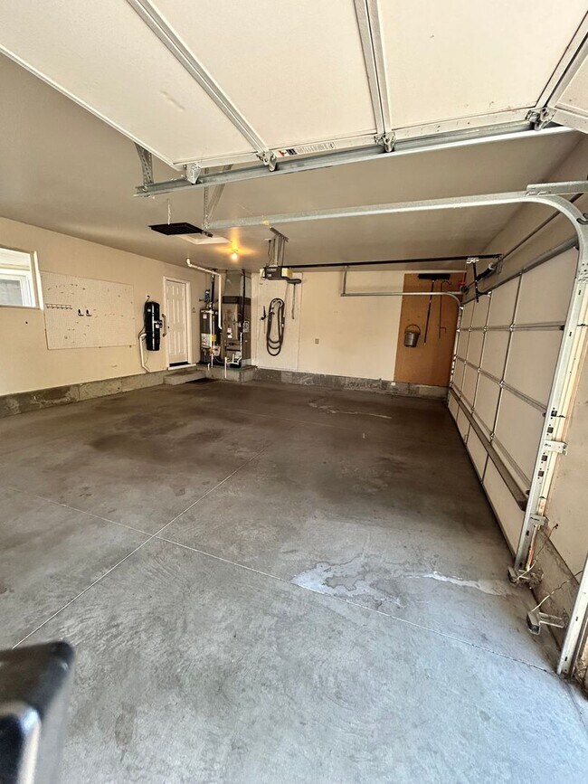 Building Photo - Free Rent for September!! Spacious Duplex ...