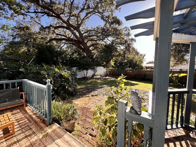 Building Photo - 750 Royal Palm Ct