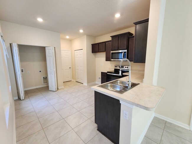 Building Photo - ***HOLIDAY SPECIAL NO RENT FOR DECEMBER*** Stunning 3 Bed 2.5 Bath Townhouse!