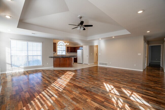 Building Photo - 3 bed 2 Bath townhome in a great location