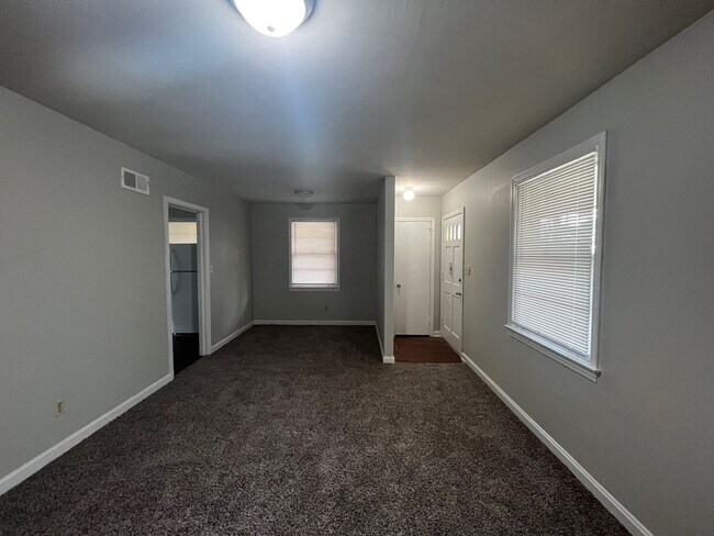 Building Photo - 3 bedroom 1 bathroom single level home