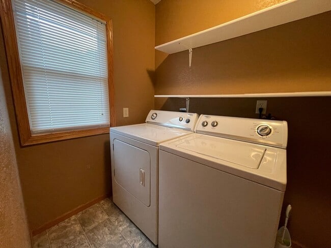 Building Photo - Great 3 Bed, 3 Bath house.