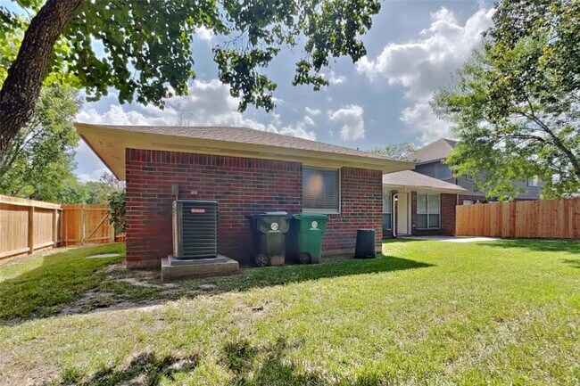 Building Photo - 2403 Pine Cone Dr