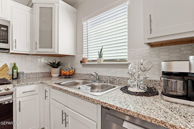 Building Photo - 12741 Gloria Castillo St