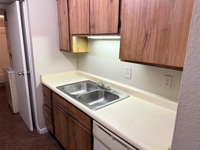 Building Photo - 10203 Forum Park Dr