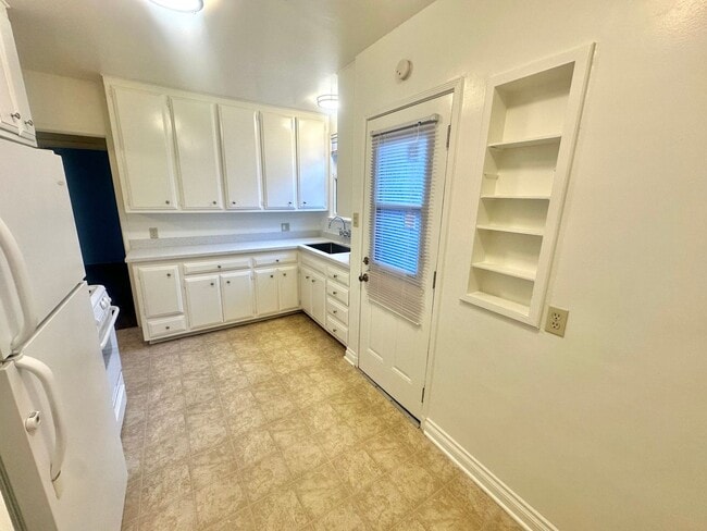 Building Photo - Charming 2-Bedroom Home with Hardwood Floors & Fireplace Near the Traffic Circle