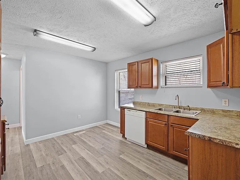 Building Photo - 837 Bear Creek Rd