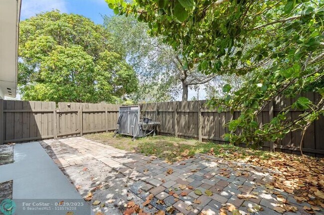 Building Photo - 4460 NE 13th Terrace