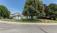Building Photo - Beautiful 3 bedroom home situated on a lar...