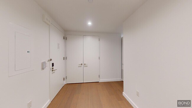 Building Photo - 400 W 61st St