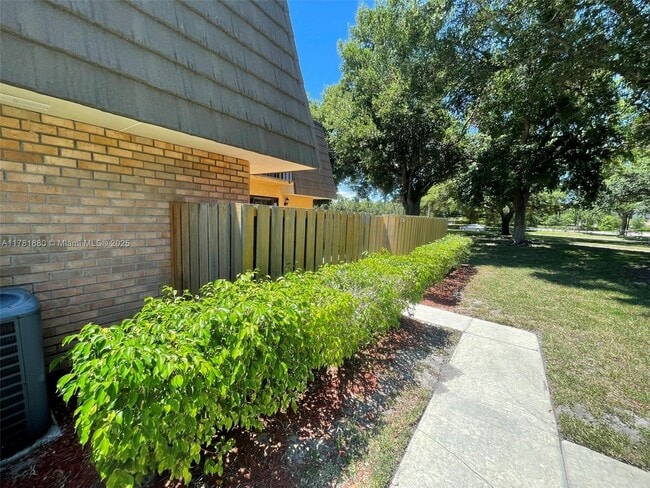 Building Photo - 726 7th Way