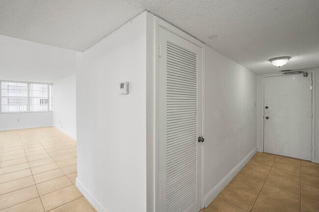 Building Photo - 18051 Biscayne Blvd