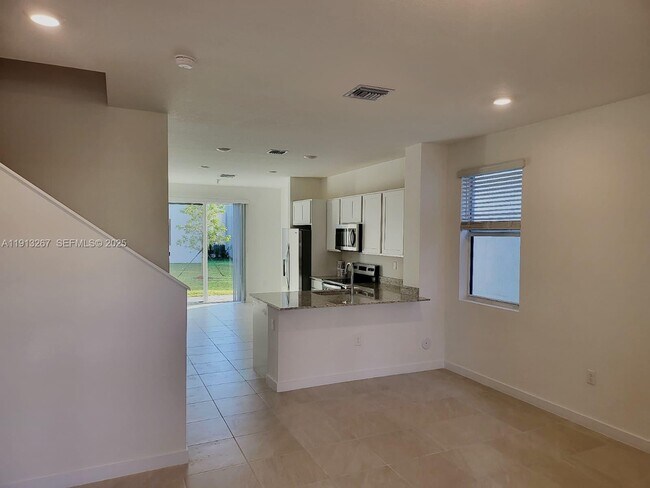 Building Photo - 1683 SE 7th Ln