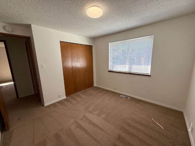 Building Photo - Spacious Home on Corner Lot Available!
