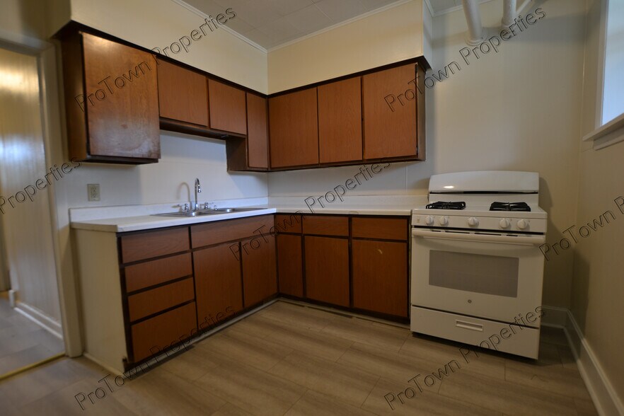 Building Photo - 213 N Hickory St