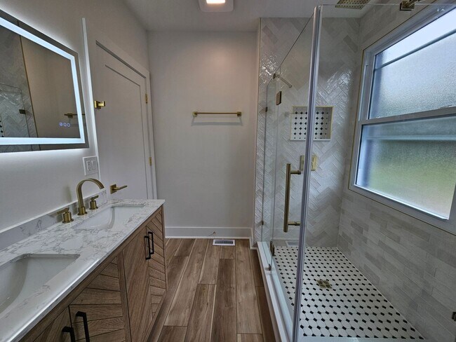 Building Photo - Amazing 3 bedroom 2.5 bath House for Rent ...