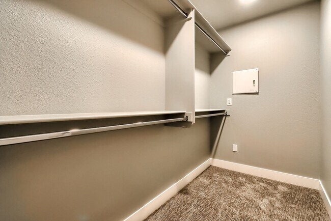 Building Photo - 3 bedroom Townhome + 2 Large Flex Spaces &...