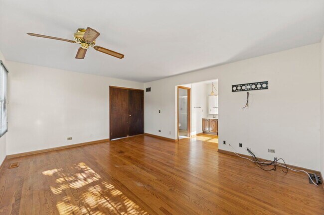 Building Photo - 62 E Fox Hill Dr