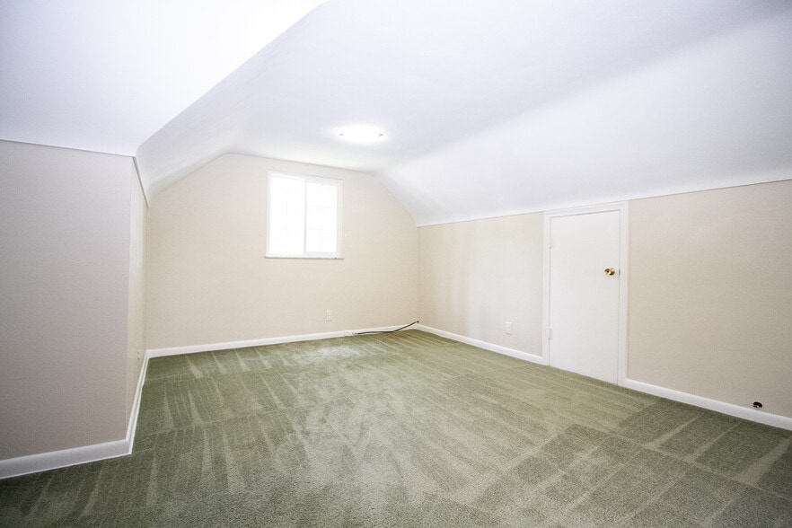 Building Photo - 2424 Lambert Dr