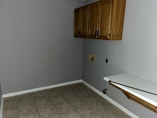 Building Photo - Spacious 4bedroom/2 bathroom home