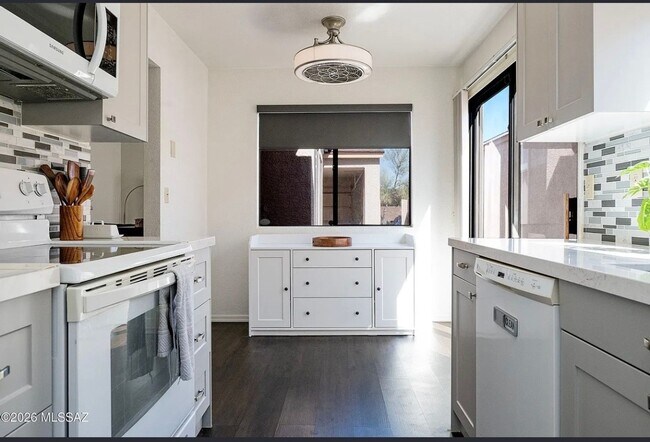 Building Photo - Spacious 3BR Townhome in Tucson