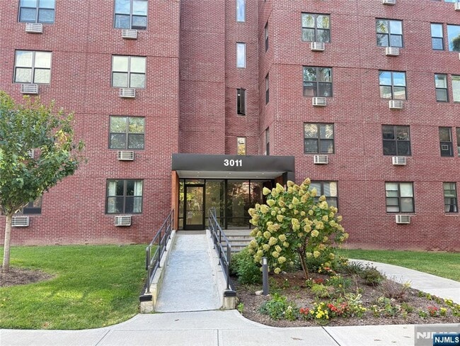 Building Photo - 3011 Edwin Ave