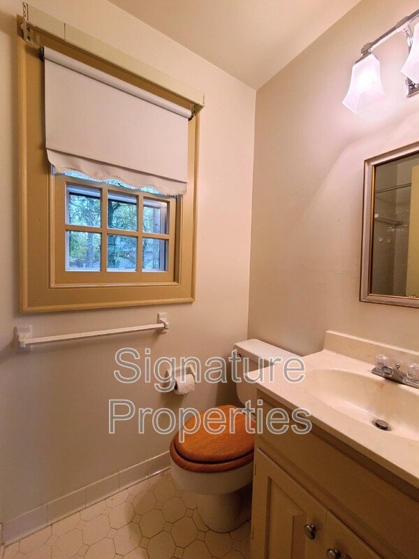 Building Photo - 2302 Mountainbrook Dr
