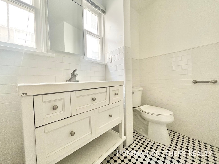 Building Photo - 1835 S Beverly Glen Blvd