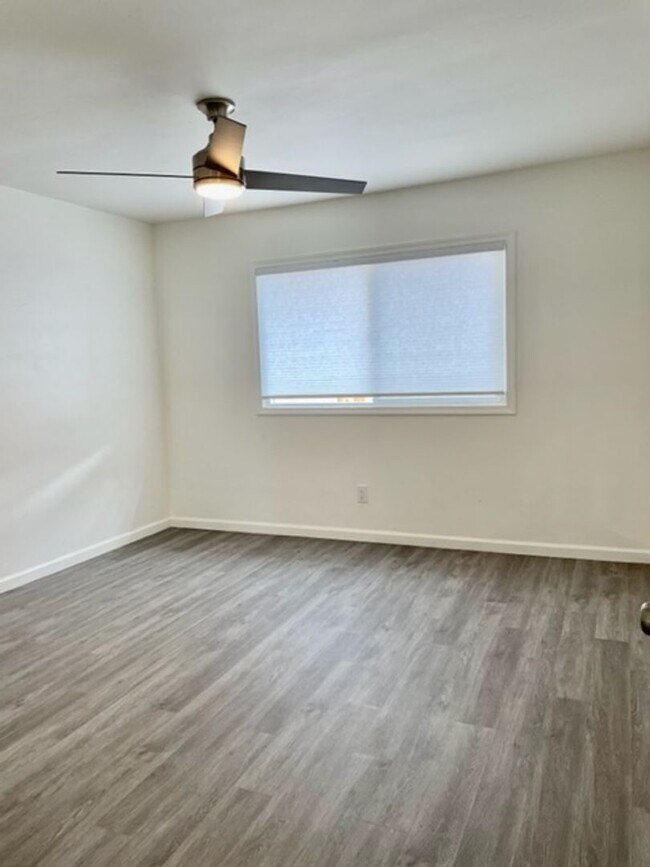 Building Photo - Van Dyke Triplex