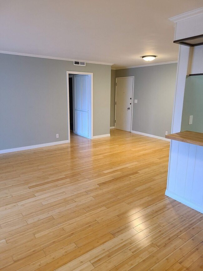 Building Photo - 1200