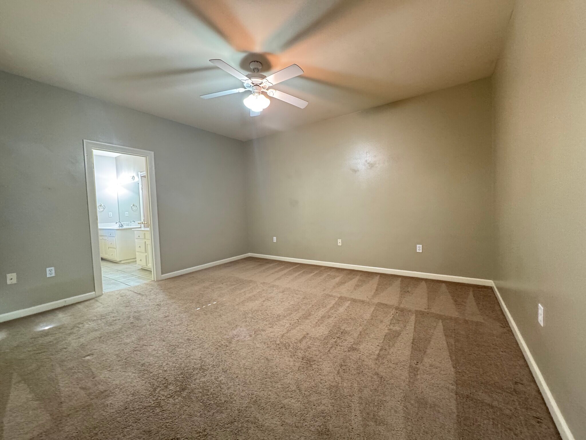 Building Photo - 5578 Arialo Dr