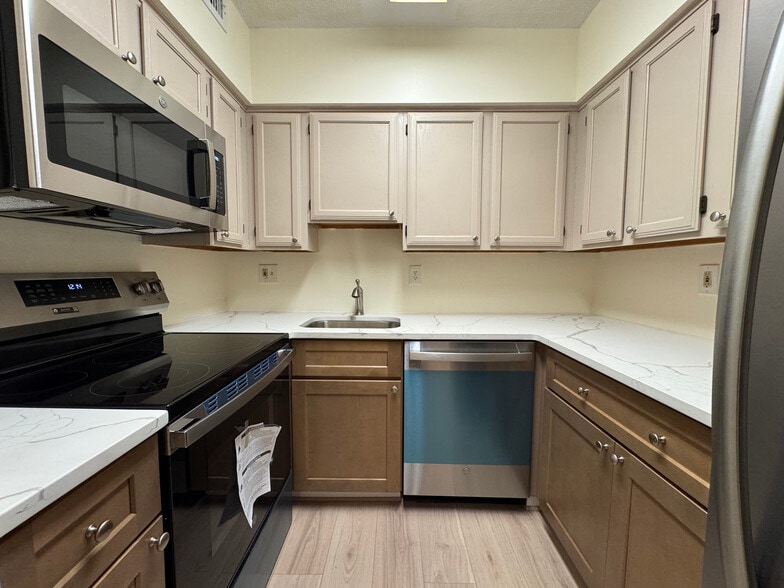 Kitchen - 2400 Clarendon Blvd